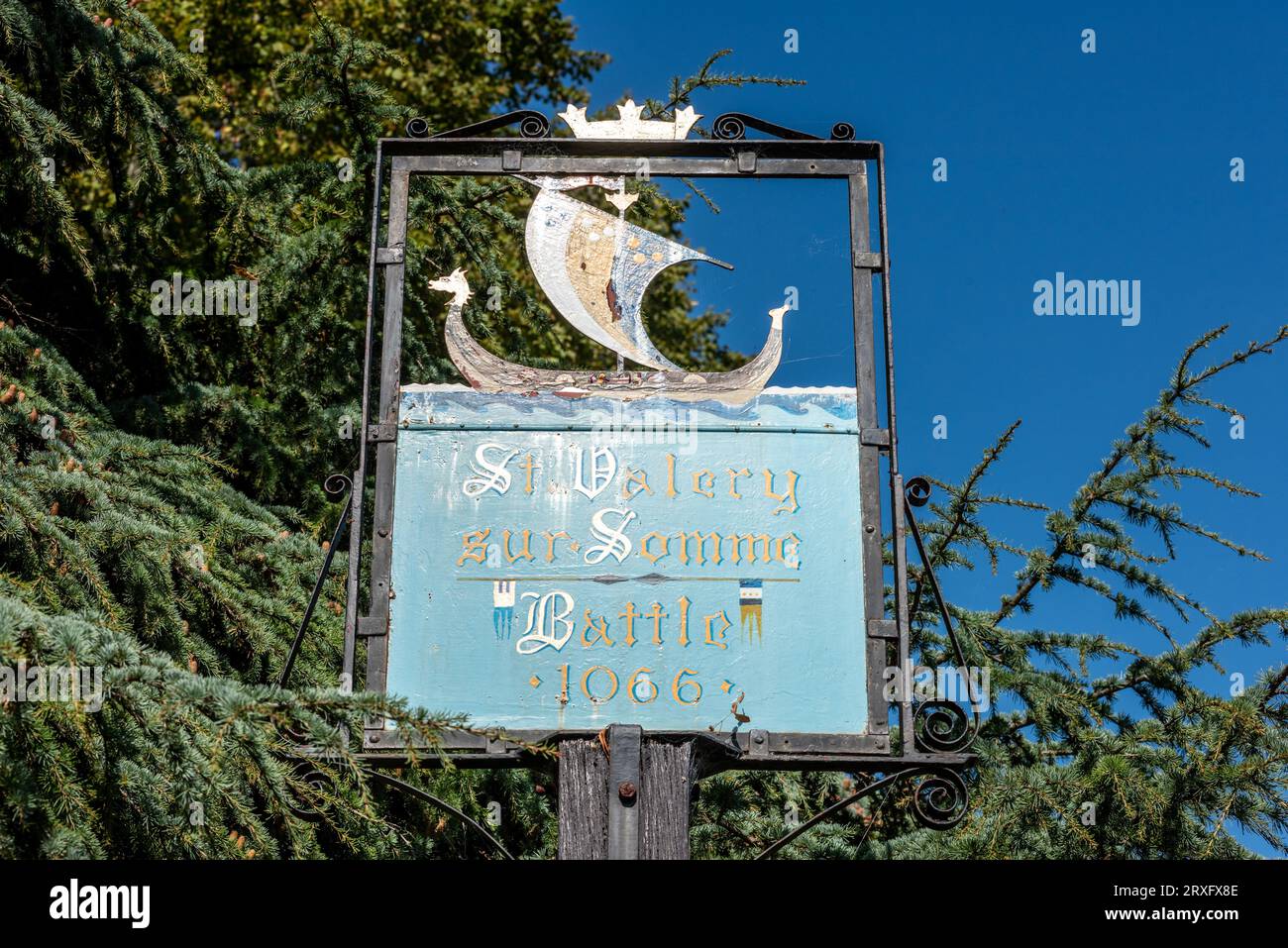 Bataille, 15 septembre 2023 : signe à St Mary's Churchin en l'honneur de la ville jumelle de Battle, St Valery sur somme Banque D'Images