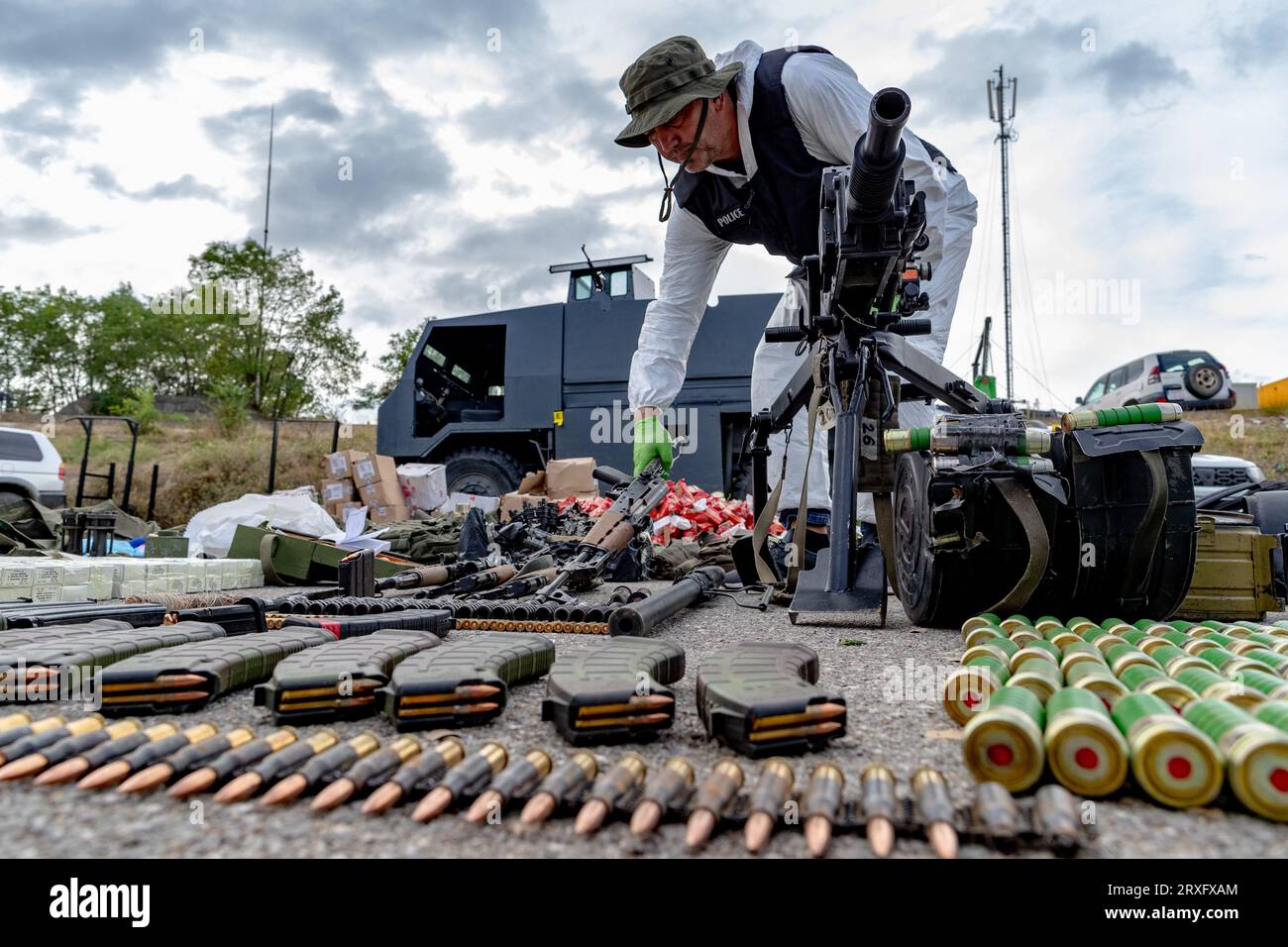 Mitrovica, Kosovo. 25 septembre 2023. Les autorités kosovares ont dévoilé une cache d’armes saisie auprès d’un groupe armé serbe soupçonné de liens terroristes à Mitrovica, au Kosovo, lundi 25 septembre 2023. L'exposition comprend des armes à feu, des explosifs, des munitions et des véhicules se faisant passer pour la mission de maintien de la paix de l'OTAN au Kosovo (KFOR). (VX photo/ Vudi Xhymshiti) crédit : VX Pictures/Alamy Live News Banque D'Images