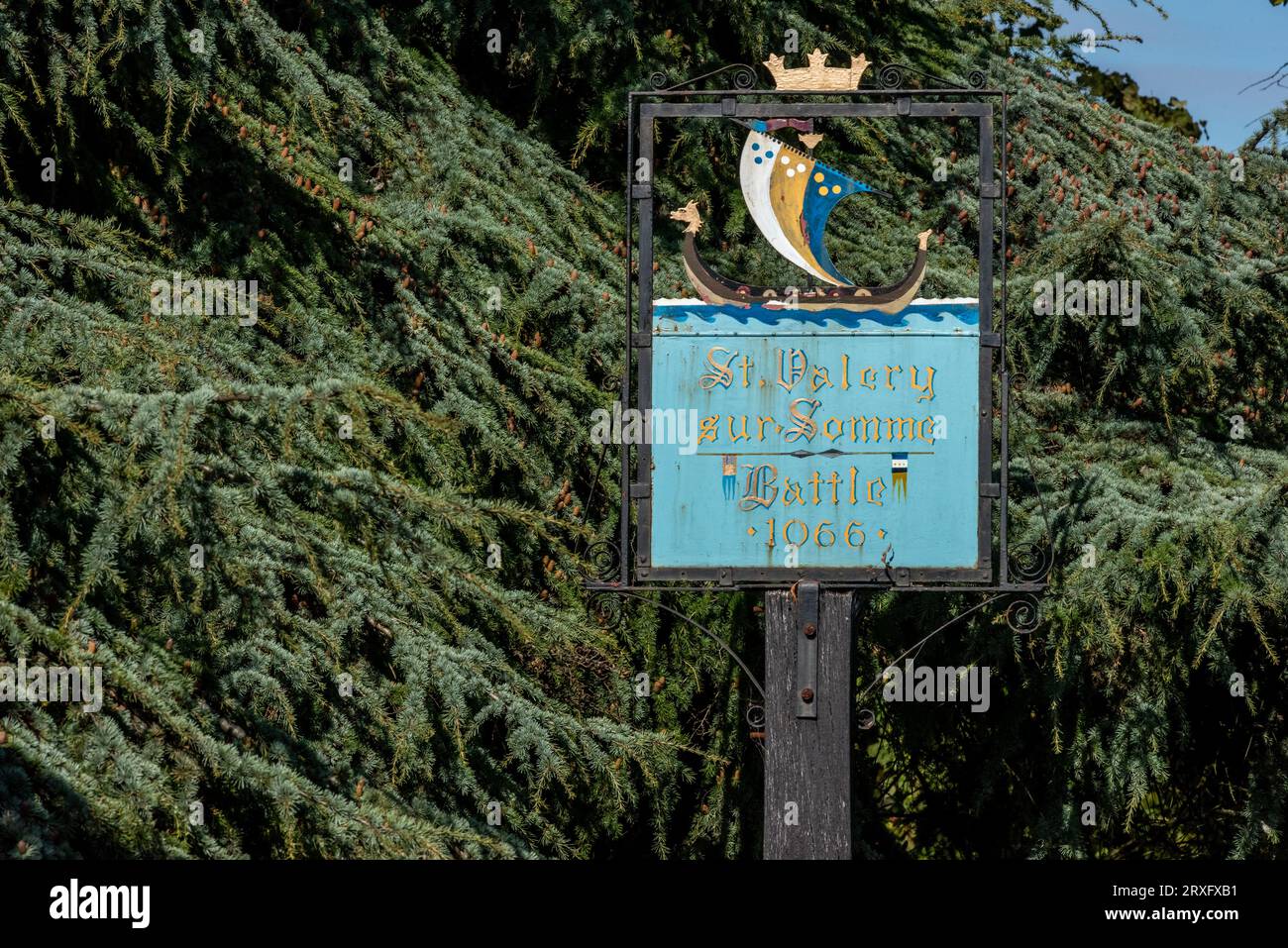 Bataille, 15 septembre 2023 : signe à St Mary's Churchin en l'honneur de la ville jumelle de Battle, St Valery sur somme Banque D'Images