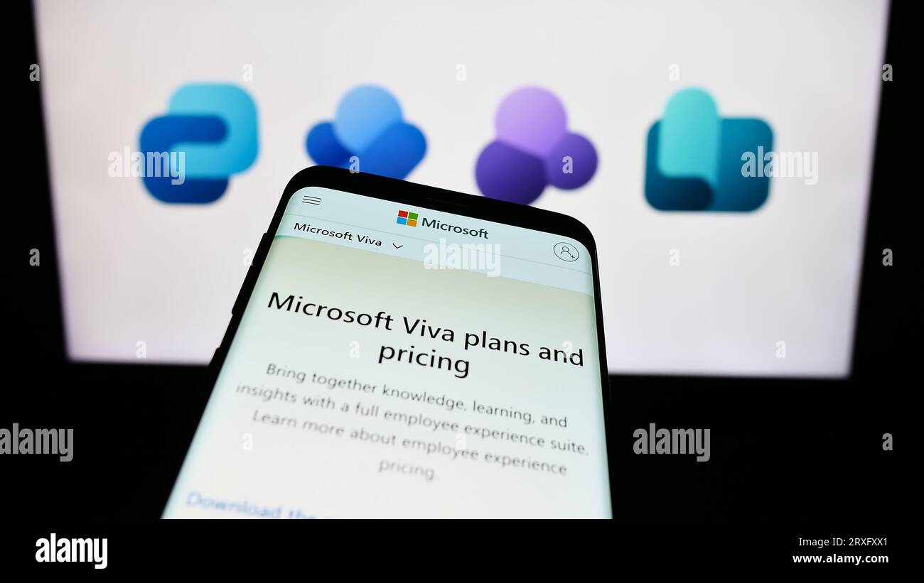 Téléphone mobile avec site Web de la plate-forme d'expérience des employés Microsoft Viva sur l'écran devant le logo de l'entreprise. Effectuez le focus sur le coin supérieur gauche de l'écran du téléphone. Banque D'Images