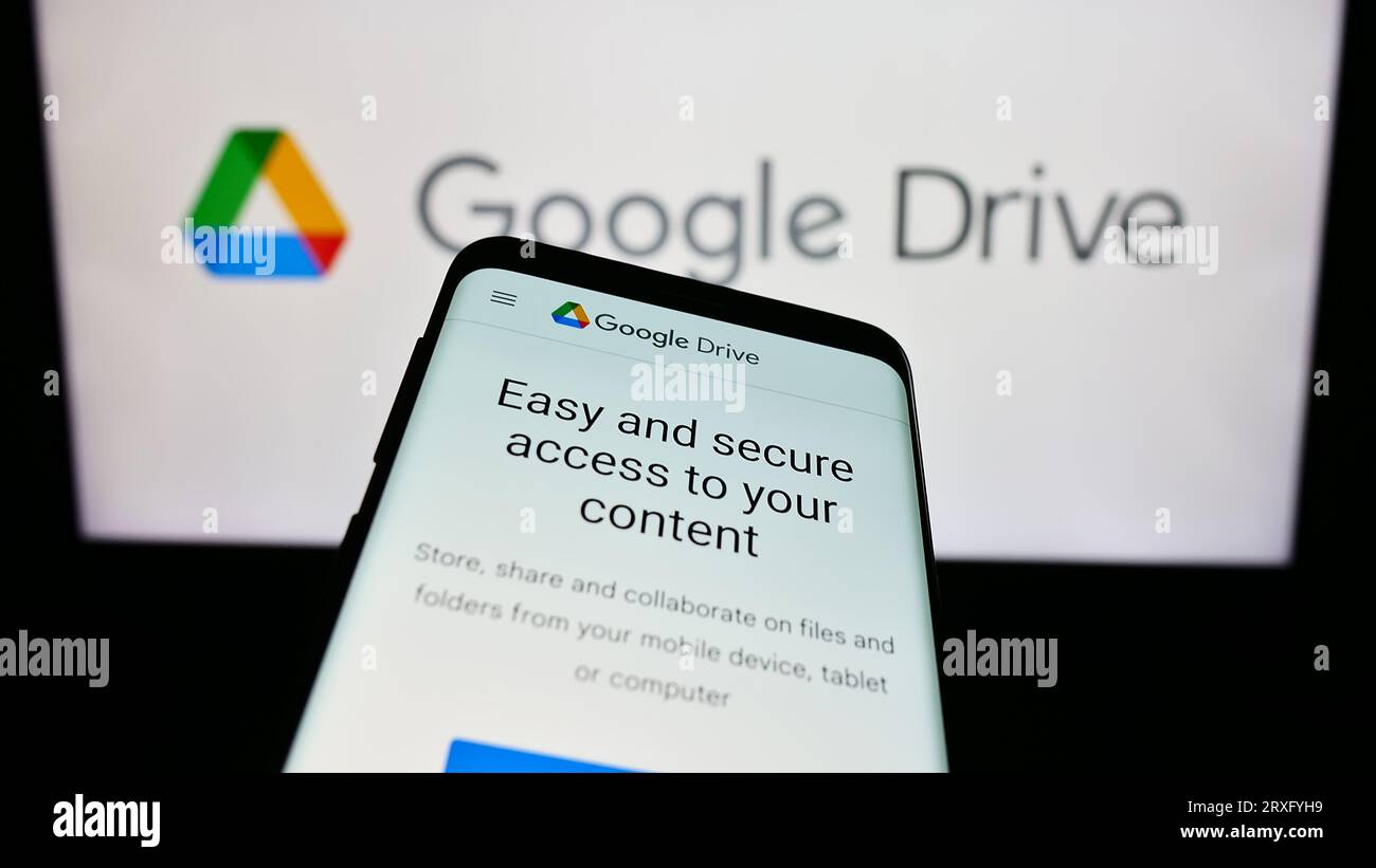 Smartphone avec site Web de la plate-forme de stockage de fichiers Google Drive sur l'écran en face du logo de l'entreprise. Effectuez le focus sur le coin supérieur gauche de l'écran du téléphone. Banque D'Images