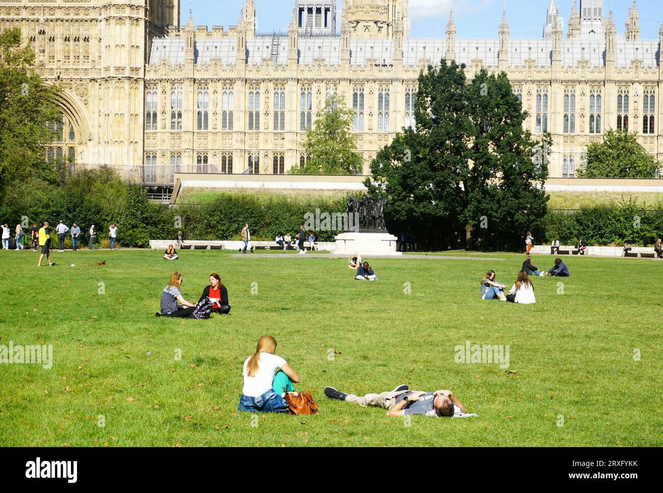 Londres, Royaume-Uni. 25 septembre 2023. Météo au Royaume-Uni - les Londoniens et les visiteurs apprécient ce qui pourrait être l'une des dernières journées chaudes et ensoleillées de l'année dans le centre de Londres. Crédit : Uwe Deffner/Alamy Live News Banque D'Images