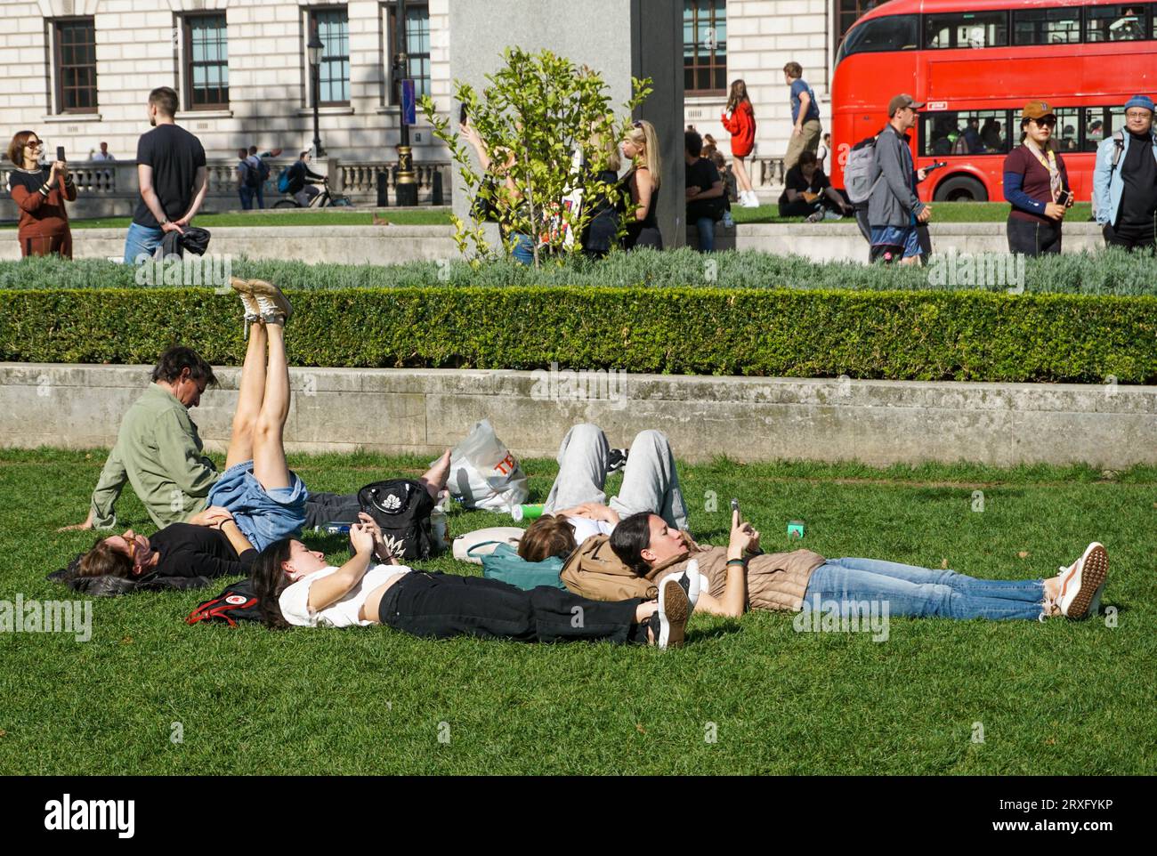 Londres, Royaume-Uni. 25 septembre 2023. Météo au Royaume-Uni - les Londoniens et les visiteurs apprécient ce qui pourrait être l'une des dernières journées chaudes et ensoleillées de l'année dans le centre de Londres. Crédit : Uwe Deffner/Alamy Live News Banque D'Images