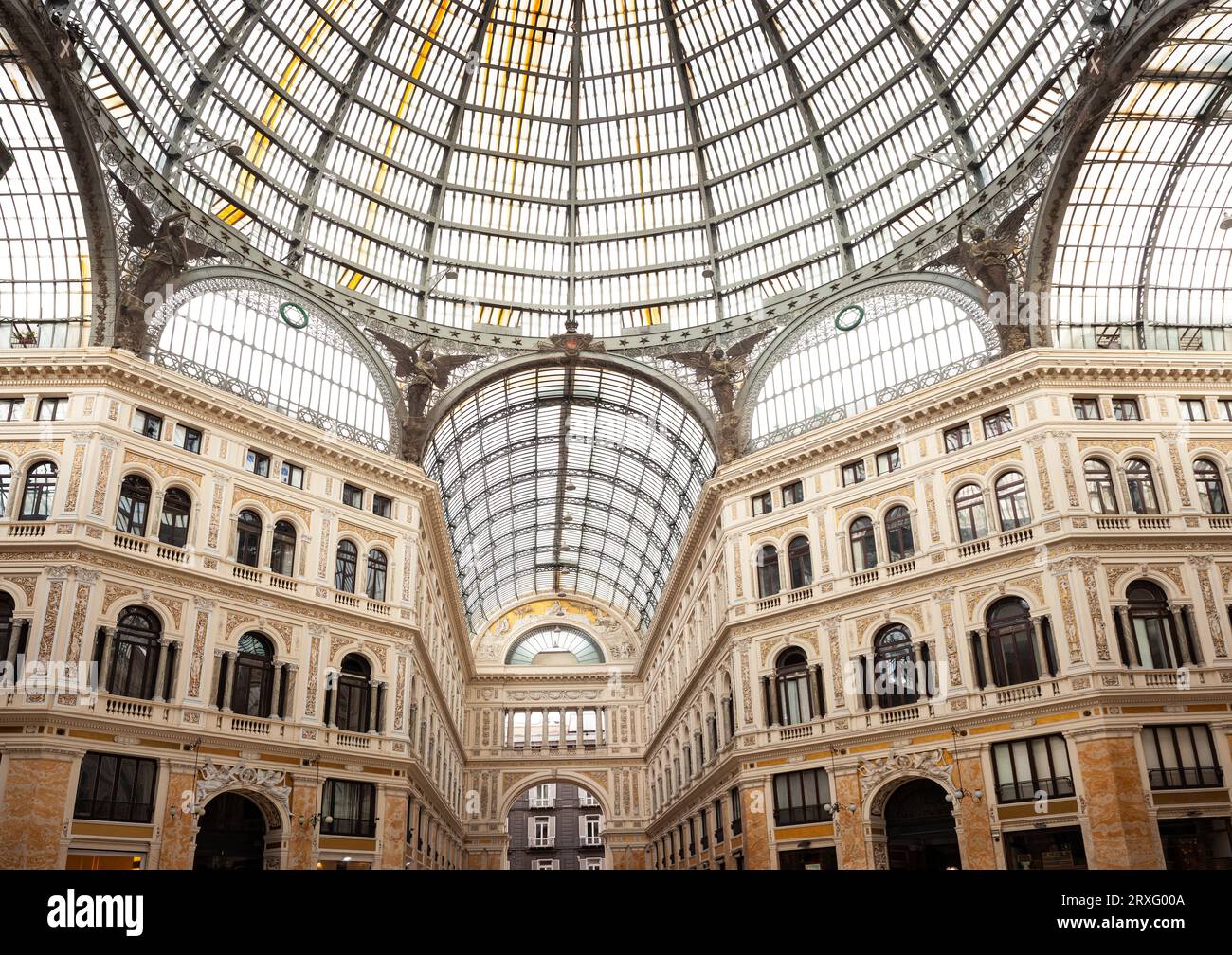 Galleria Umberto 1, galerie marchande populaire construite à la fin du 19e siècle dans la phase de reconstruction de la ville de Naples, en Italie Banque D'Images