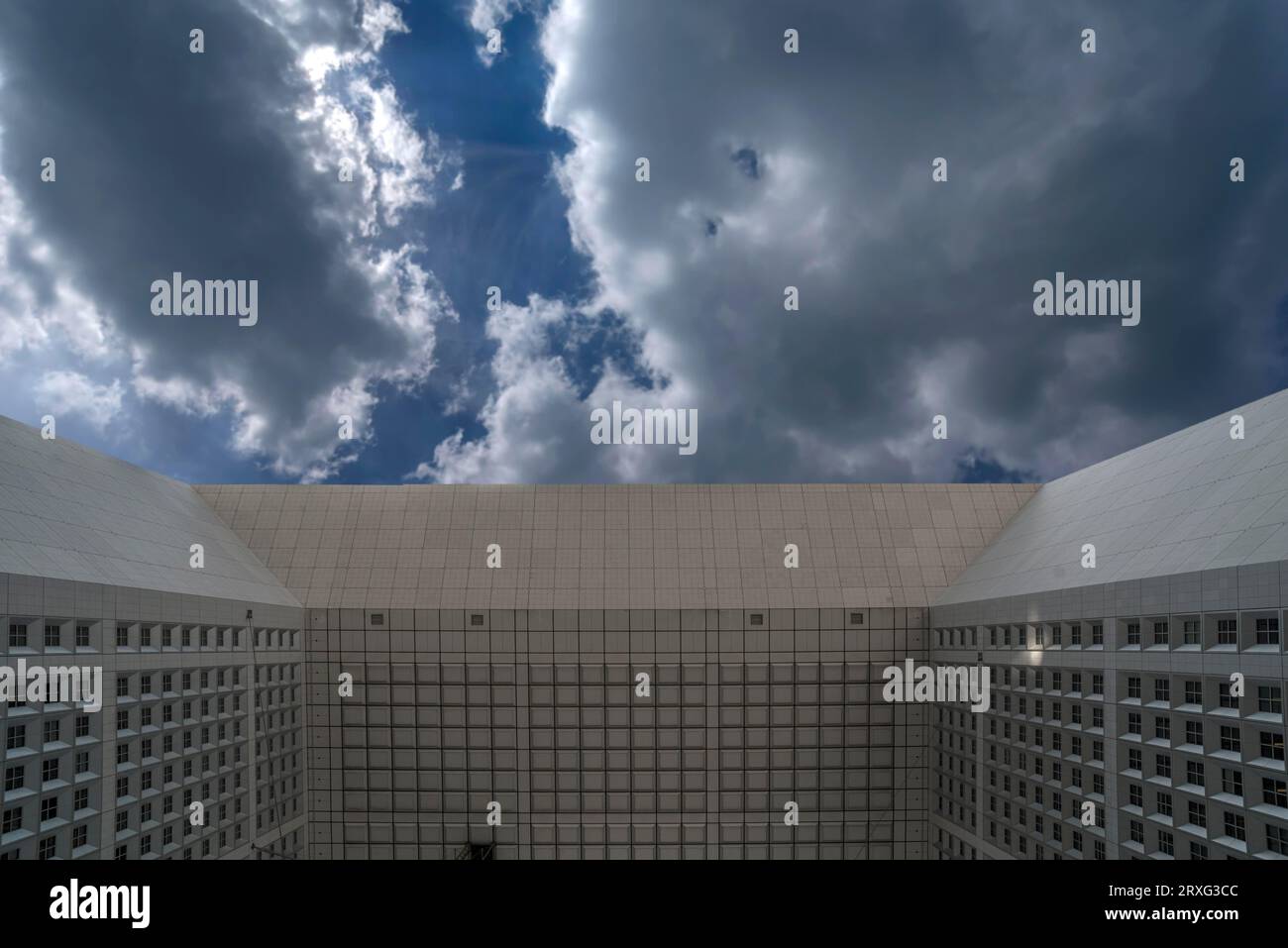 Ciel nuageux et dessous du toit de la Grande Arche, la Défense, le nouveau quartier haut, le plus grand quartier de bureaux d'Europe, Paris, France Banque D'Images