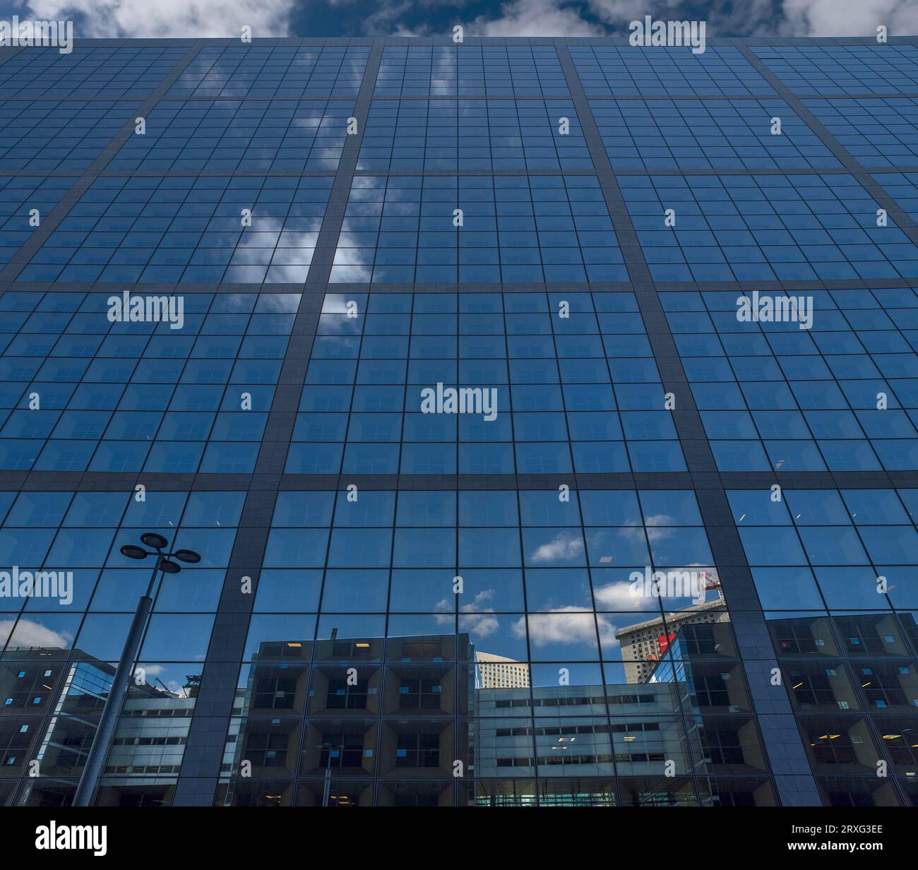 Façade latérale de la Grande Arche, dimension : H 110, 9 m, L 106, 9 m, l 112 m, dans le nouveau quartier de la Defence, Paris, France Banque D'Images