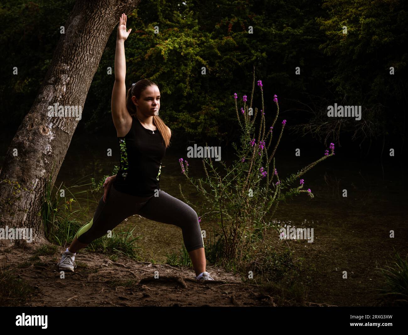 jeune femme pratiquant le yoga à la campagne, concept de santé et de bien-être. Banque D'Images