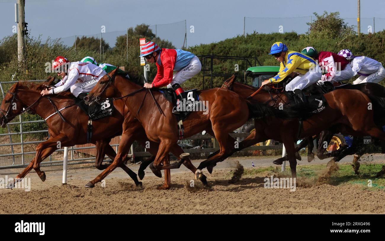 Down Royal Racecourse, Lisburn, Irlande du Nord, Royaume-Uni. 25 septembre 2023. Molson Coors Race Day - Irish EBF Auction Series Fillies Maiden (IRE Incentive Race) - vainqueur Sluice (4) monté par Declan McDonagh (chapeau bleu pâle cercles rouges) et entraîné par Joseph Patrick O'Brien. Crédit : CAZIMB/Alamy Live News. Banque D'Images