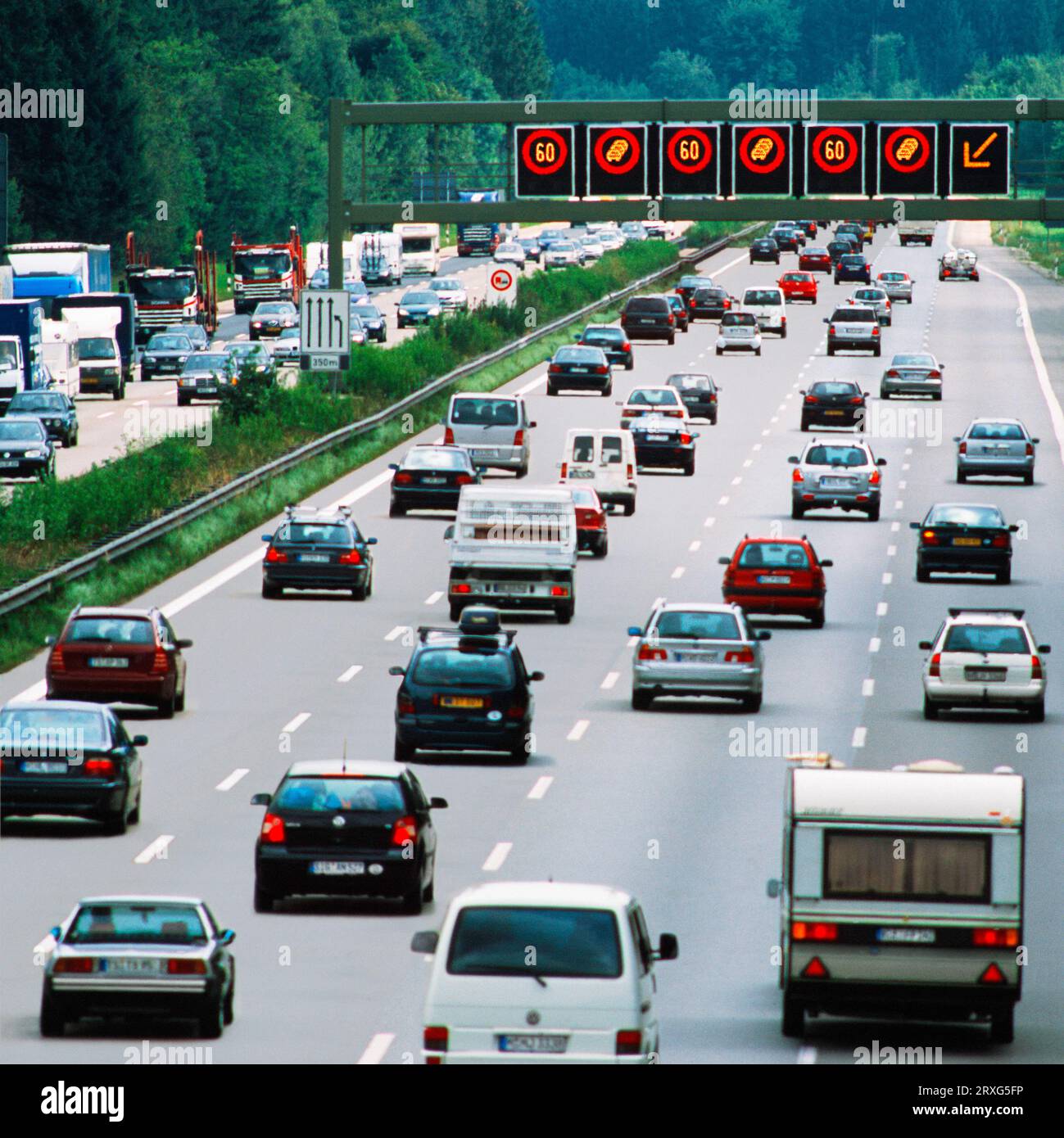 Embouteillage sur l'autoroute, 4 voies avec portique image numérique Banque D'Images