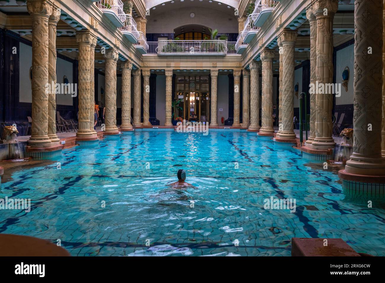 La piscine intérieure du bain thermal Gellert ; Budapest, Hongrie 27-9-2022 Banque D'Images