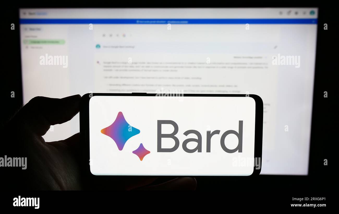 Personne tenant le téléphone portable avec le logo du chatbot génératif ai Google Bard sur l'écran en face de la page Web de l'entreprise. Concentrez-vous sur l'affichage du téléphone. Banque D'Images