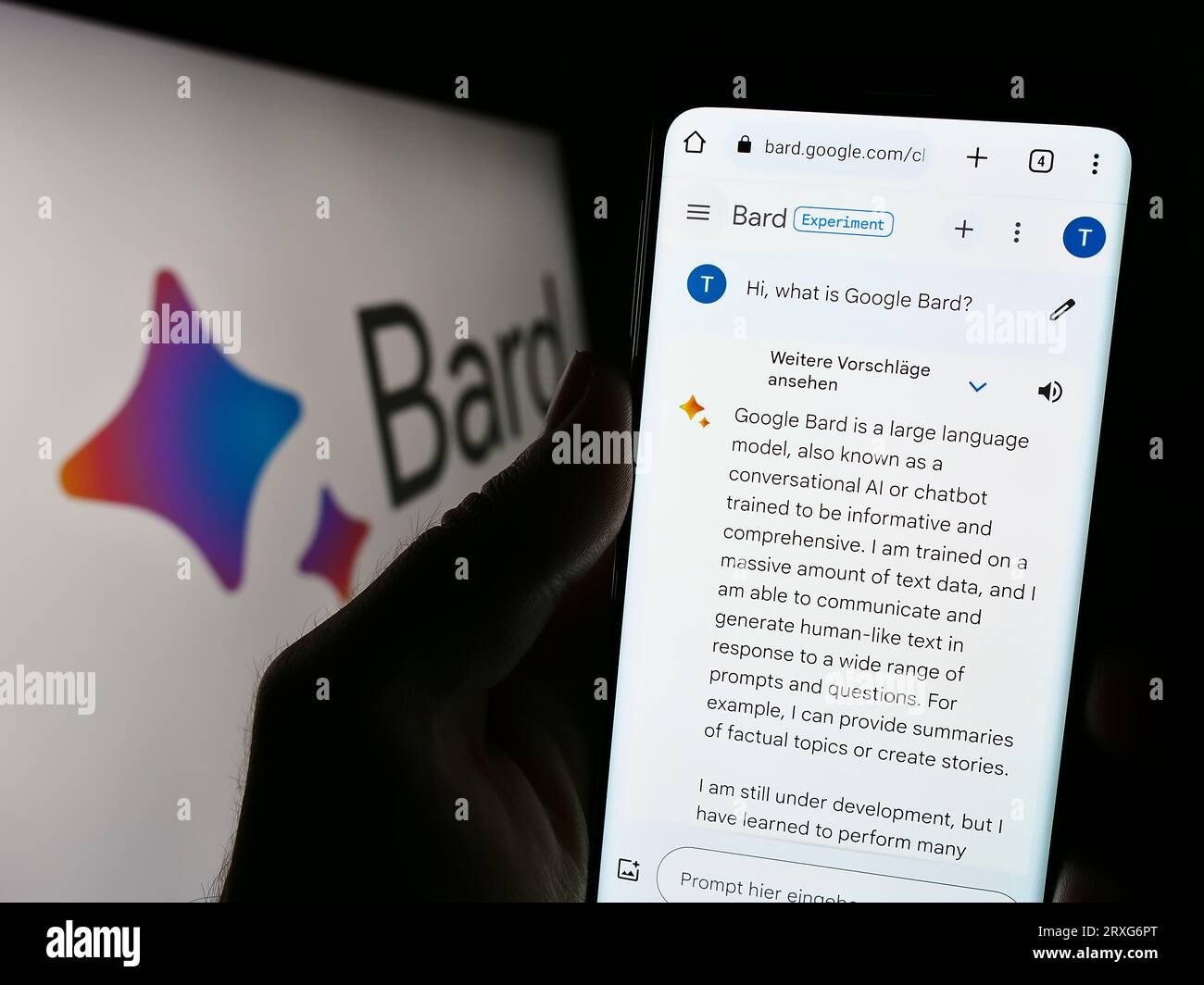 Personne tenant le téléphone portable avec la page Web de chatbot générative ai Google Bard sur l'écran en face du logo. Concentrez-vous sur le centre de l'écran du téléphone. Banque D'Images