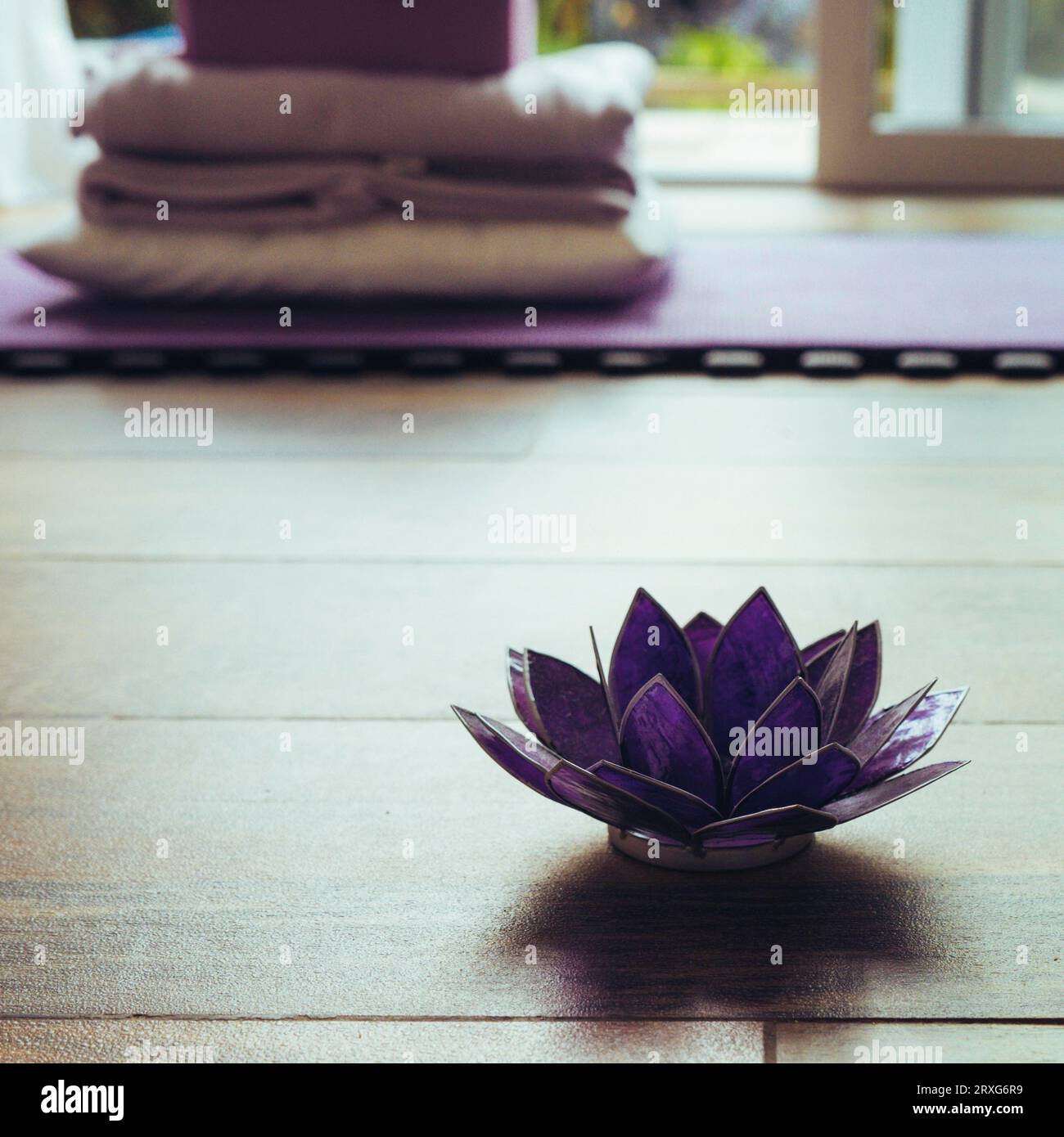 lotus en verre décoratif sur un sol en bois. Concept de yoga Banque D'Images