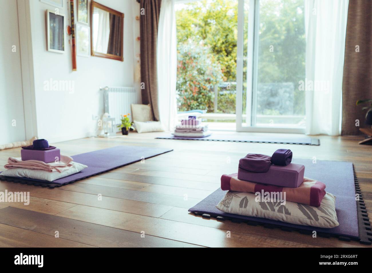 Mignon studio de yoga avec des tapis sur le sol Banque D'Images