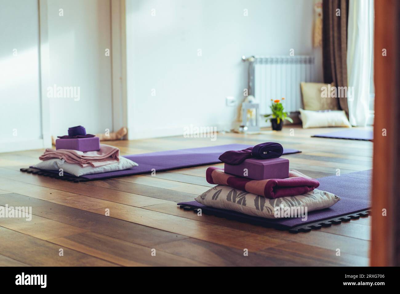 Intérieur de studio de yoga vide avec tapis et accessoires. Espace de copie Banque D'Images