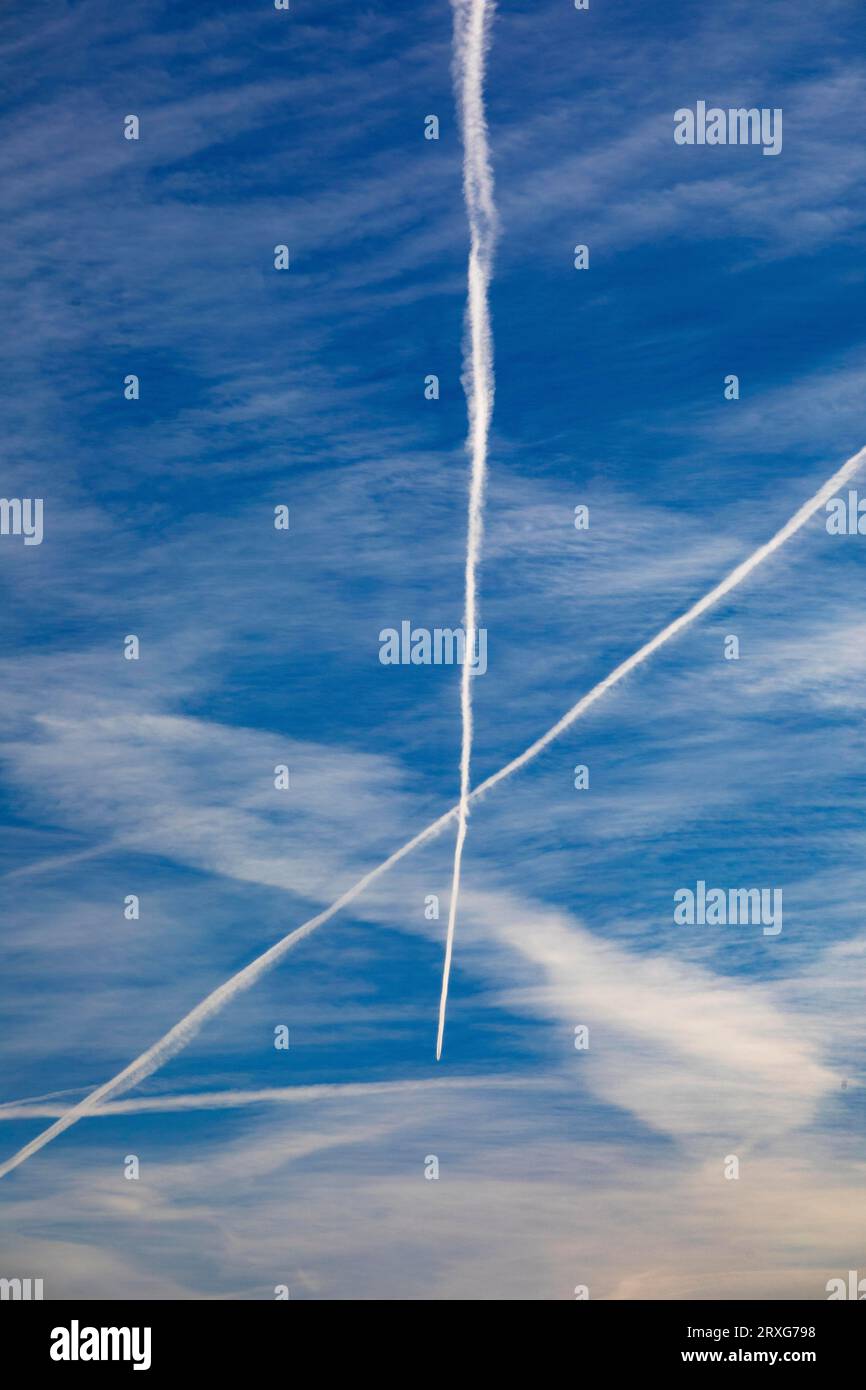 Avion commercial avec des contrails contre le ciel bleu, haute-Autriche, Autriche Banque D'Images