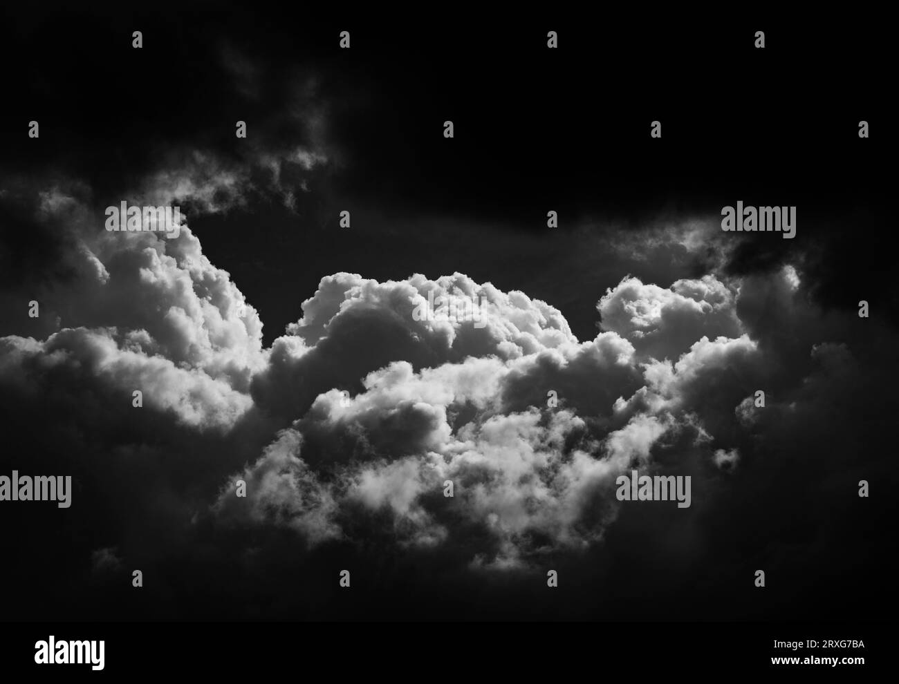 Image SW, paysage nuageux dramatique avec (cumulus) nuages, nuages d'orage, nuages de pluie, Autriche Banque D'Images