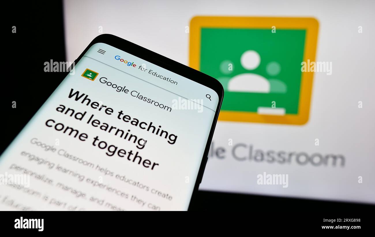 Téléphone mobile avec le site Web de la plate-forme d'apprentissage mixte Google Classroom sur l'écran devant le logo de l'entreprise. Effectuez le focus sur le coin supérieur gauche de l'écran du téléphone. Banque D'Images