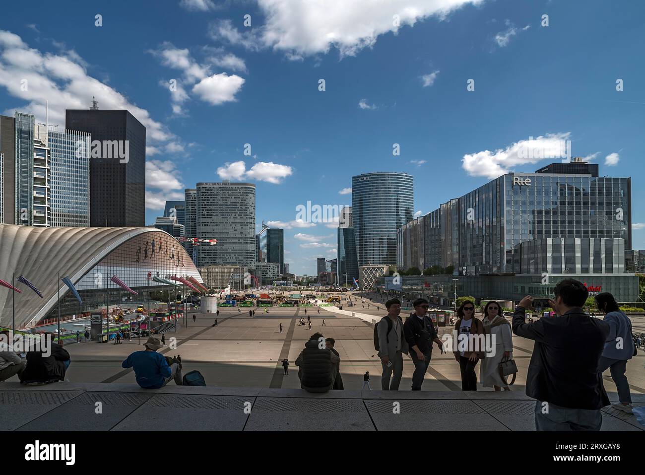Vue depuis la Grande Arche sur la Défense, le nouveau quartier haut, le plus grand quartier de bureaux d'Europe, Paris, France Banque D'Images