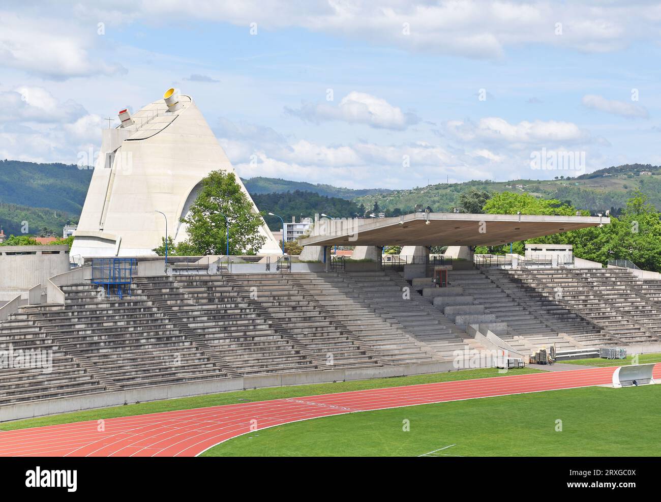 L'église Saint-Pierre, et le stade de Firminy, en France, architecte le Corbusier, font partie d'un plan directeur pour Firminy-Vert, Green Firminy Banque D'Images