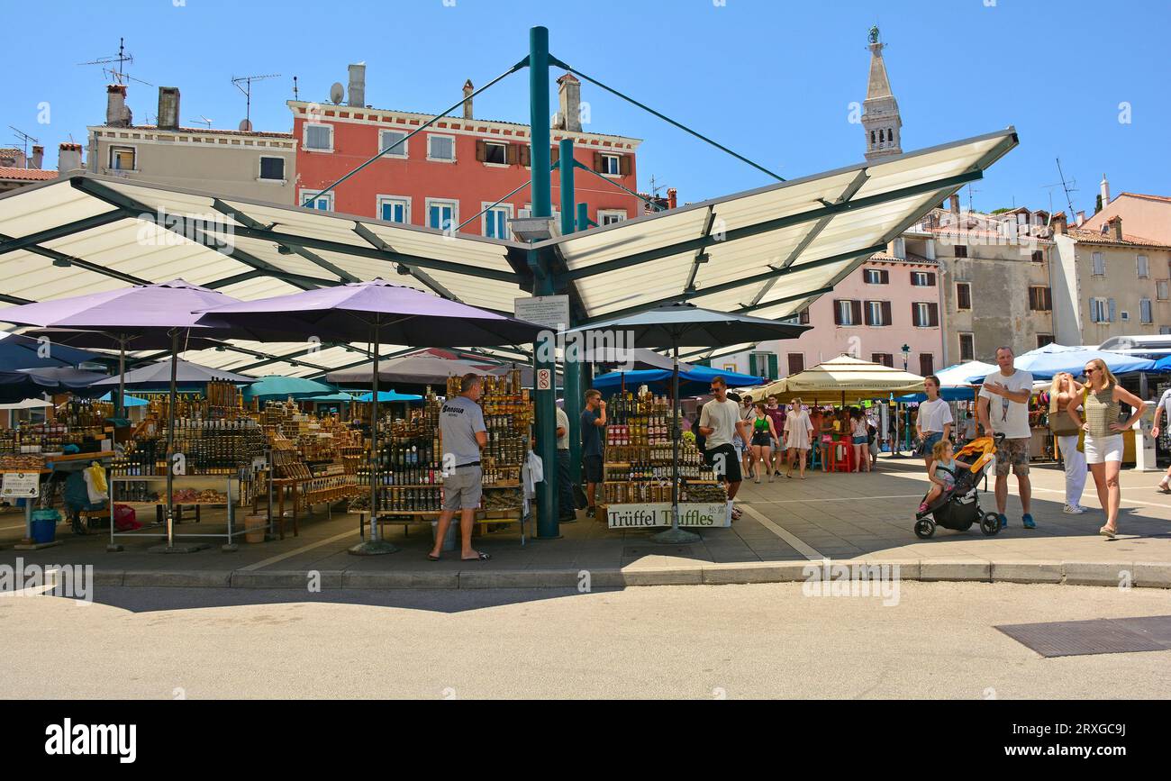 Rovinj, Croatie - 9 juillet 2023. Un petit marché en plein air dans la vieille ville de Rovinj en Istrie, Croatie. Il vend des fruits, des légumes et des souvenirs comme le miel Banque D'Images