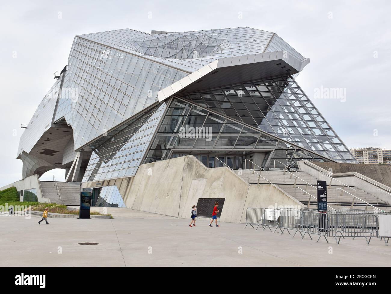 Musée des Confluences, Lyon, France, Musée de style déconstructiviste habillé de verre & métal réfléchissant, architectes Coop Himmelb(l)au, sous ciel couvert Banque D'Images