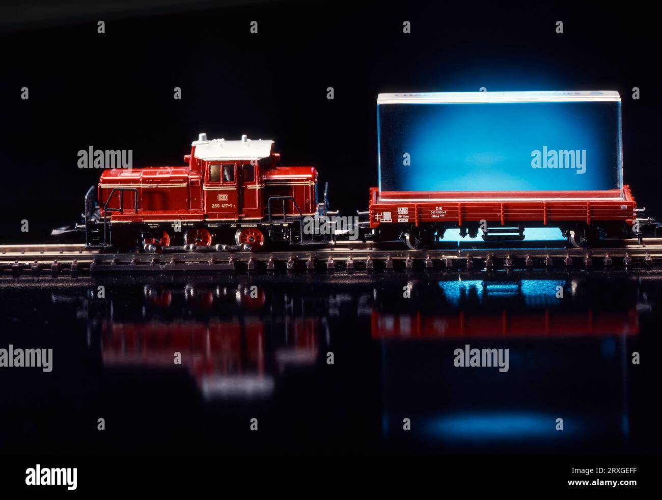 Modèle de chemin de fer avec wagon auto-étiqueté, photo, numérique et 4x5 Banque D'Images