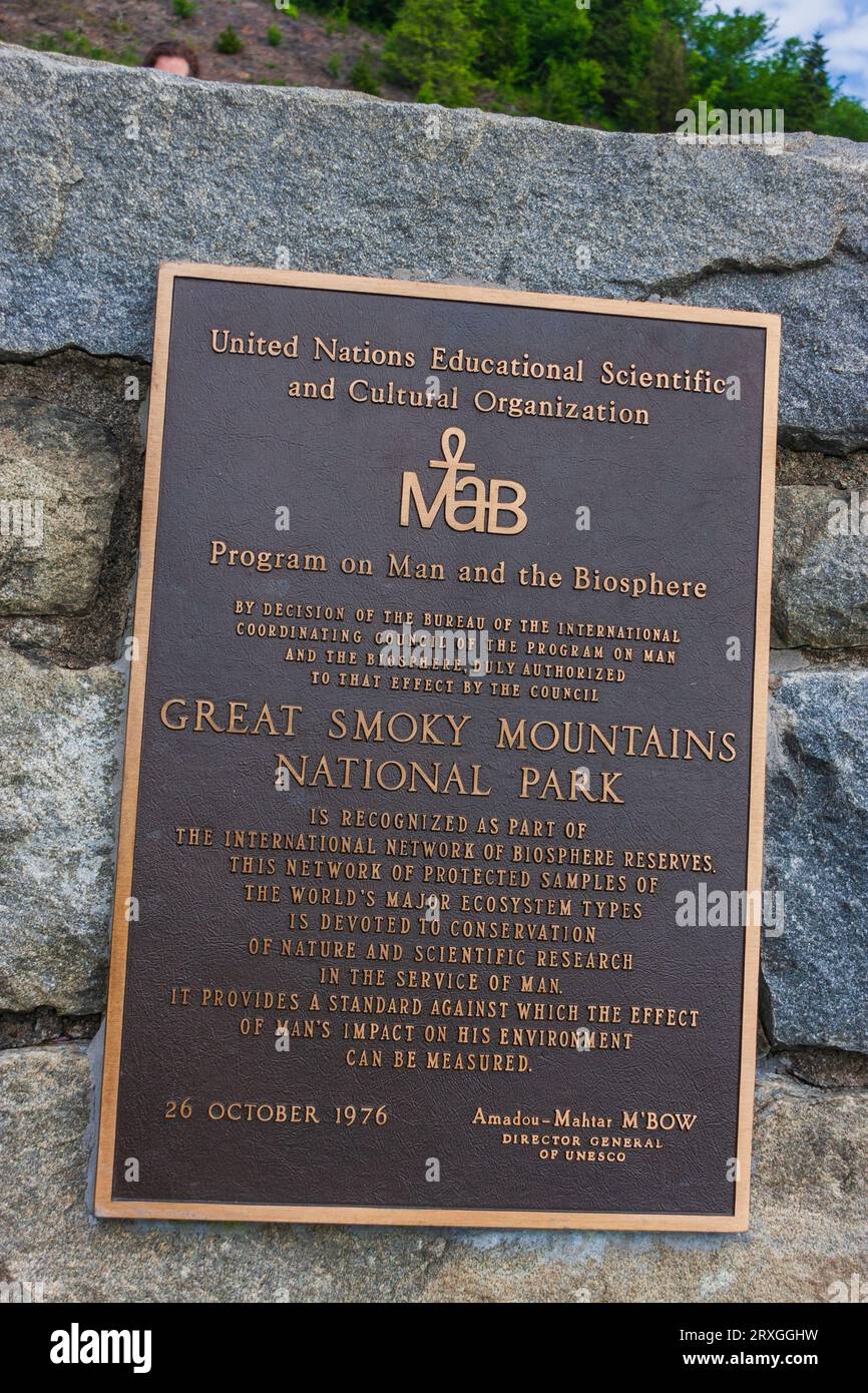 Les panneaux du parc national des Great Smokey Mountains désignant les certifications écologiques et de biosphère ainsi que les désignations de sites du patrimoine mondial. Banque D'Images