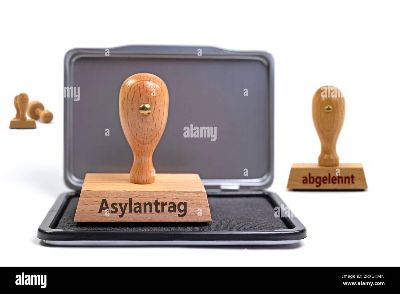 Timbre en bois avec les inscriptions 'Asylantrag' et 'abgelehnt', traduction 'demande d'asile' et 'rejetée Banque D'Images