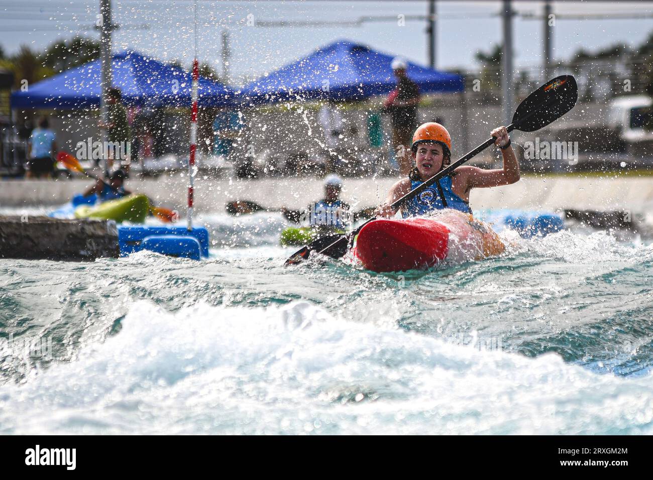 Montgomery, Alabama, États-Unis-sept 2, 2023 : les kayakistes caucasiennes mènent le groupe dans un kayak cross Heat au Golden Hour kayak C de Montgomery Whitewater Banque D'Images