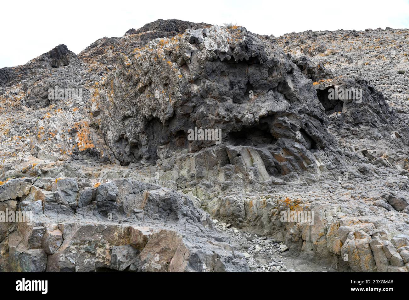 Dôme andésite avec disjonction par colonnes. Cabo de Gata Geopark, Almeria, Andalousie, Espagne. Banque D'Images
