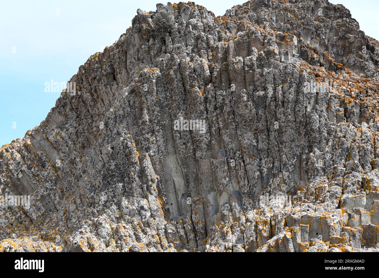 Dôme andésite avec disjonction par colonnes. Cabo de Gata Geopark, Almeria, Andalousie, Espagne. Banque D'Images