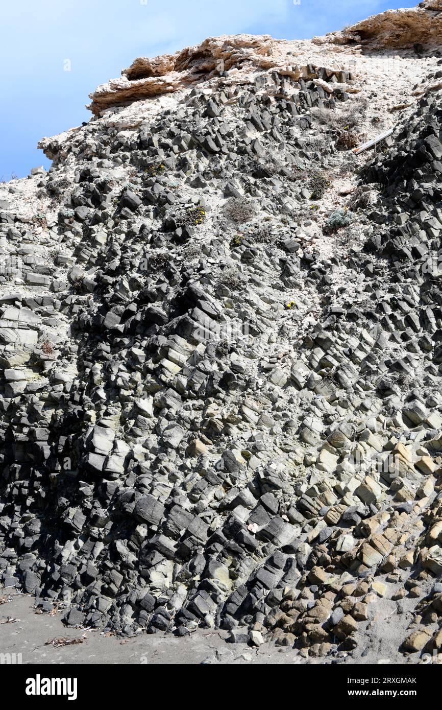 Dôme andésite avec disjonction par colonnes recouvert d'une dune fossile. Cabo de Gata Geopark, Almeria, Andalousie, Espagne. Banque D'Images