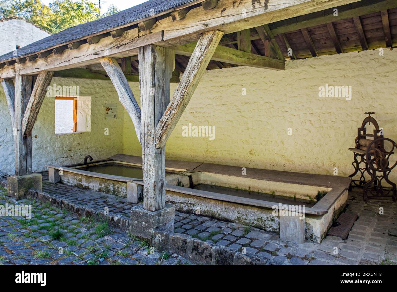 Lavoir du 19e siècle, lavoir public pour laver le linge au musée de la vie rurale wallonne à Saint-Hubert, Luxembourg, Ardennes belges, Belgique Banque D'Images