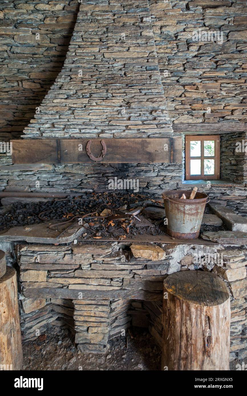 Moulin à marteaux / forge de Nailsmith au musée en plein air de la vie rurale wallonne à Saint-Hubert, province de Luxembourg, Ardennes belges, Wallonie, Belgique Banque D'Images