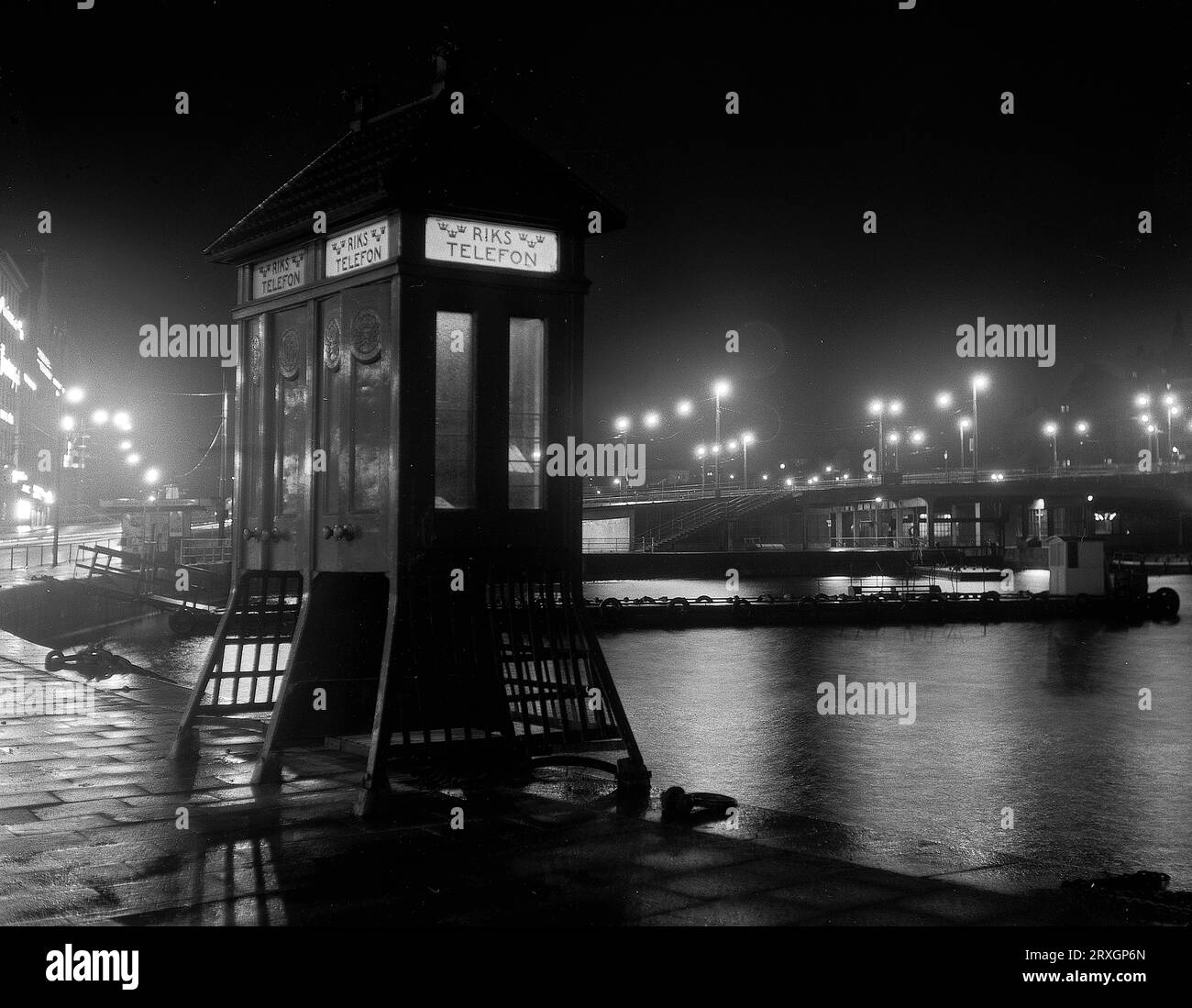 Vieille cabine téléphonique publique dans la lumière de nuit 1958 à stockholm suède Banque D'Images