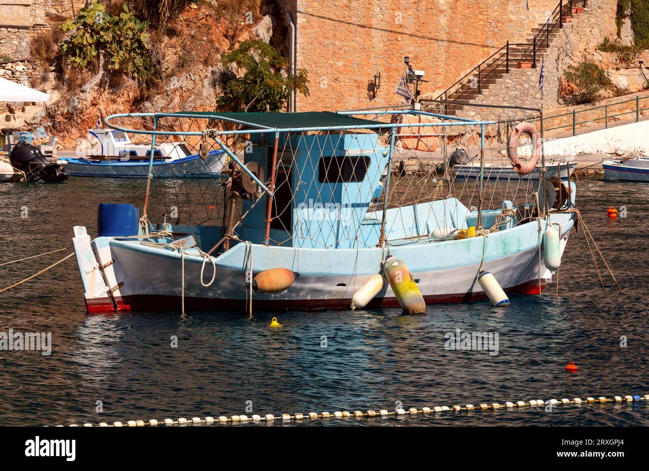 Bateaux de pêche traditionnels colorés dans la baie de l'île de Symi par une journée ensoleillée. Simi. Grèce. Banque D'Images
