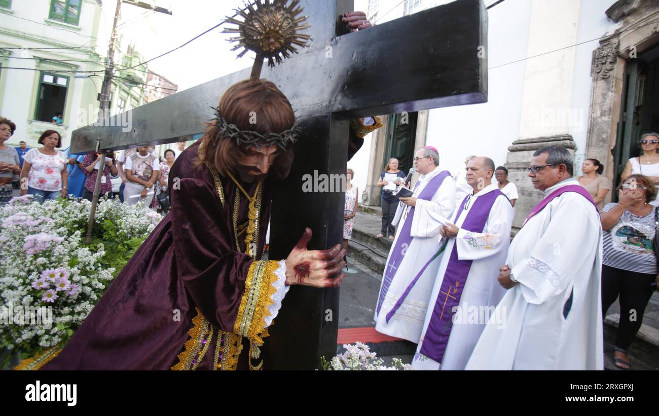 salvador, bahia, brésil - 7 avril 2017 : Católicos participam de UM procissão que relembra o momento em que Jesus Cristo encontra sua Mãe no caminho d Banque D'Images