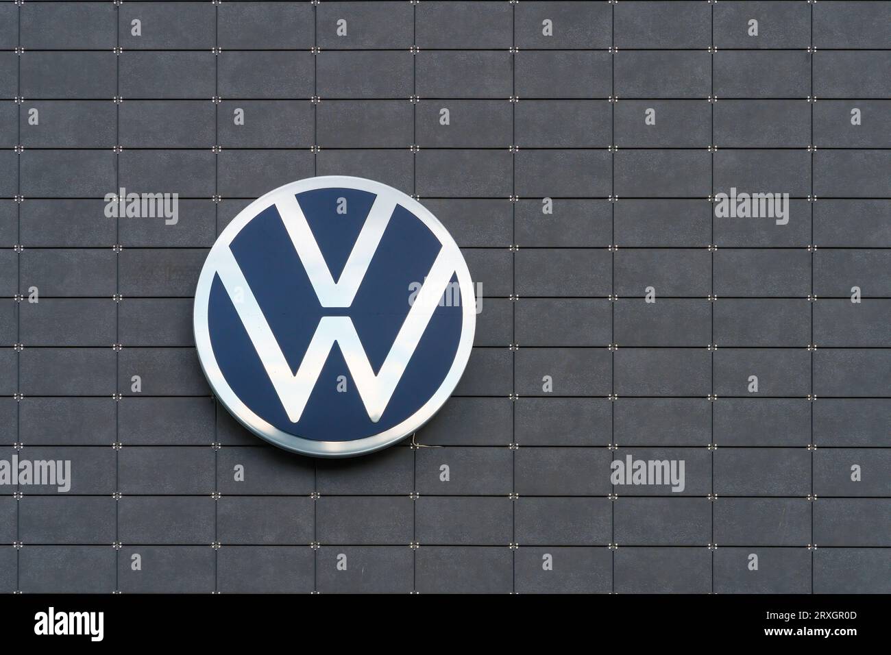 Logo Volkswagen sur le mur d'un concessionnaire automobile à Lahti, en Finlande. 30 juillet 2023. Banque D'Images