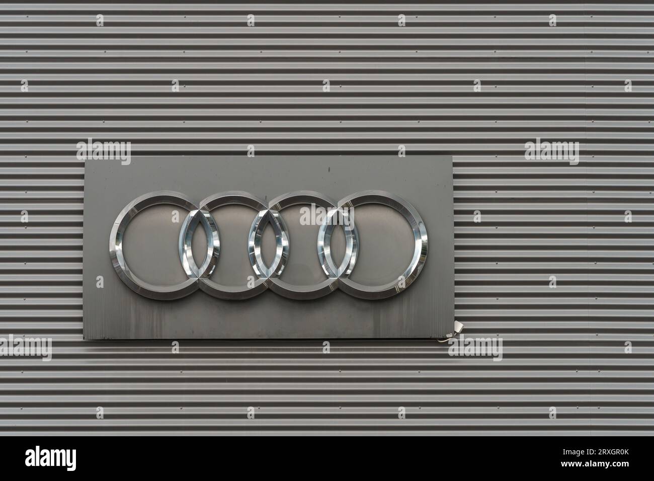 Logo Audi sur le mur d'un concessionnaire automobile à Lahti, Finlande. 30 juillet 2023. Banque D'Images