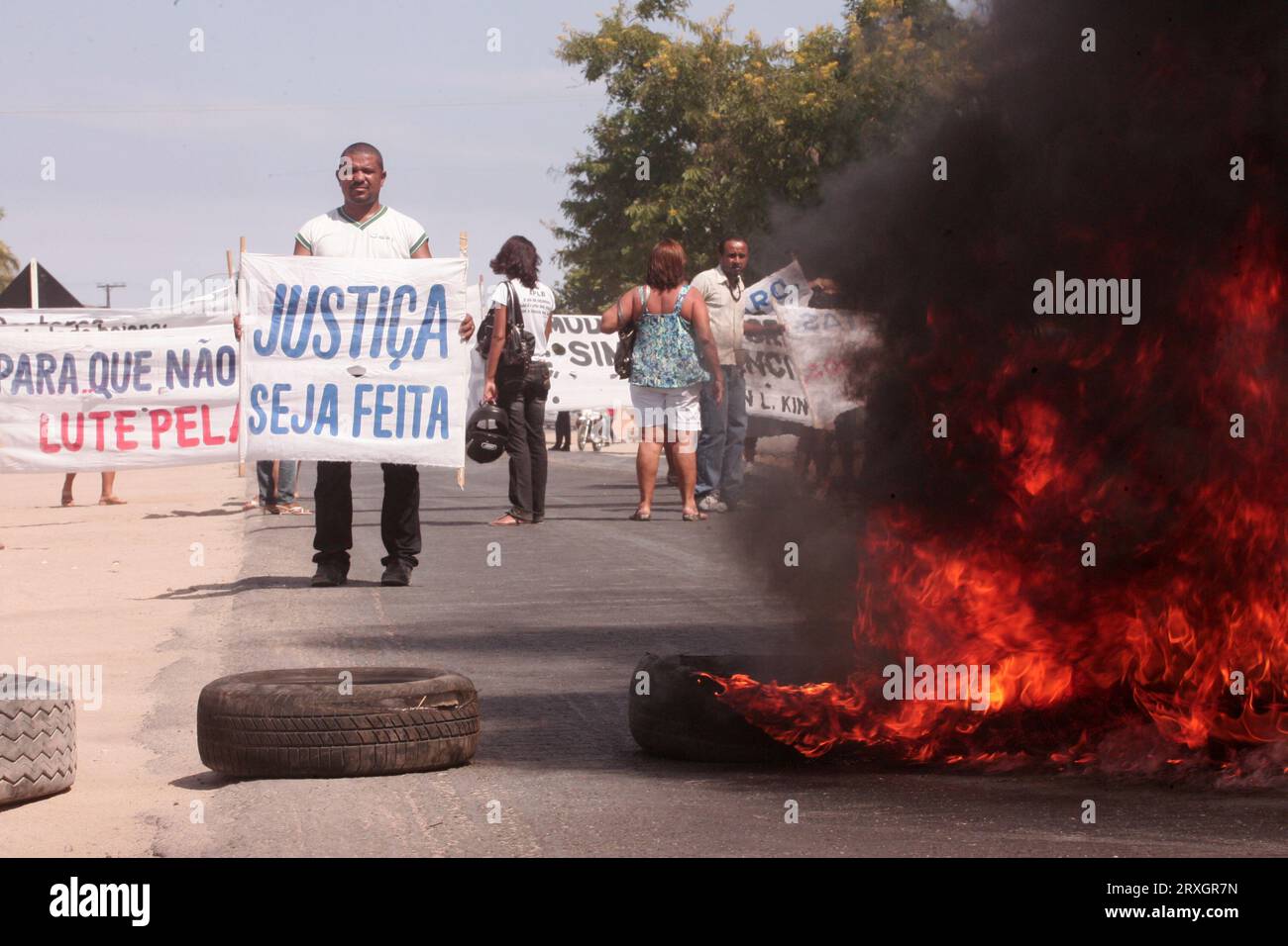 Eunapolis, bahia, brésil - 1 mars 2010 : des manifestants ont incendié des routes sur une autoroute lors d'une manifestation dans le sud de Bahia. Banque D'Images