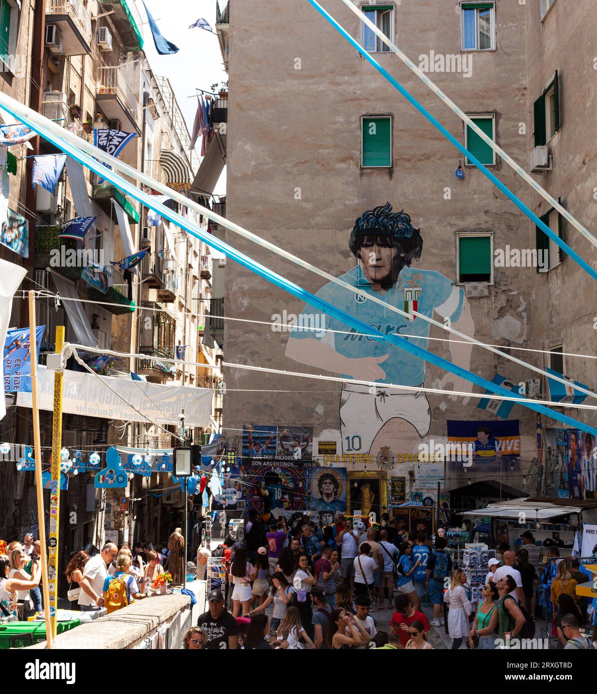 Naples, Italie - 16 juin 2023 : peintures murales de Diego Armando Maradona avec la chemise Napoli située dans le Quartieri Spagnoli, quartiers espagnols, dans le hist Banque D'Images