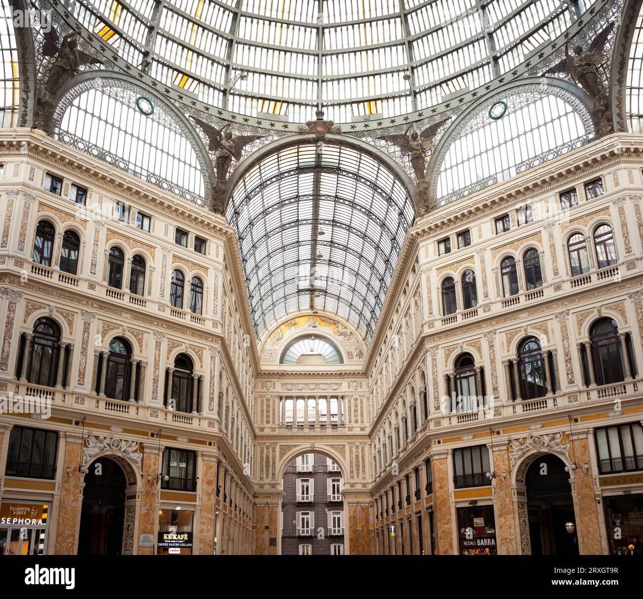 Naples, Italie-16 juin 2023 : Galleria Umberto 1, galerie marchande populaire construite à la fin du 19e siècle dans la phase de reconstruction de la ville de Naples Banque D'Images