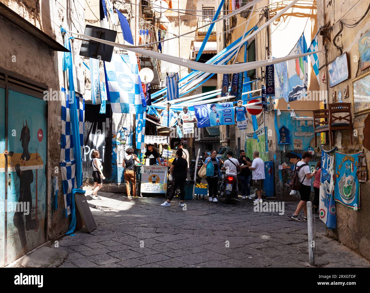 Naples, Italie - 16 juin 2023 : des décorations dans les rues de Quartieri Spagnoli célèbrent la victoire du championnat de football de l'équipe de Naples. B Banque D'Images