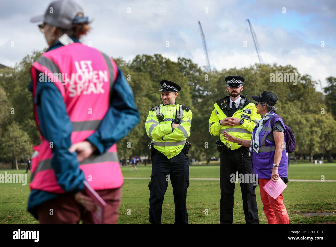 Les femmes maréchales de Let Women Speak surveillent Hyde Park avec des policiers, pour s'assurer que les manifestants des droits des trans ne sont pas là pour perturber leur rassemblement. Kellie-Jay Keen alias Posie Parker est la fondatrice du groupe controversé Standing for Women qui organise chaque mois un rassemblement appelé « Let Women Speak », où les femmes sont encouragées à parler ouvertement de la façon dont le transgendérisme affecte les droits des femmes. Elle s'est opposée aux bloqueurs de la puberté et à l'hormonothérapie substitutive pour les enfants transgenres. Elle s'oppose également aux performances de drag devant les enfants. (Photo de Martin Pope/SOPA Images/Sipa Banque D'Images