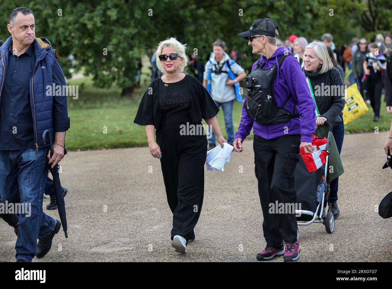 Londres, Royaume-Uni. 24 septembre 2023. Kellie-Jay Keen quitte l'événement « Let Women Speak » à Hyde Park avec la sécurité et les marshals. Kellie-Jay Keen alias Posie Parker est la fondatrice du groupe controversé Standing for Women qui organise chaque mois un rassemblement appelé « Let Women Speak », où les femmes sont encouragées à parler ouvertement de la façon dont le transgendérisme affecte les droits des femmes. Elle s'est opposée aux bloqueurs de la puberté et à l'hormonothérapie substitutive pour les enfants transgenres. Elle s'oppose également aux performances de drag devant les enfants. (Photo Martin Pope/SOPA Images/Sipa USA) crédit : SIPA USA/Alamy Live News Banque D'Images