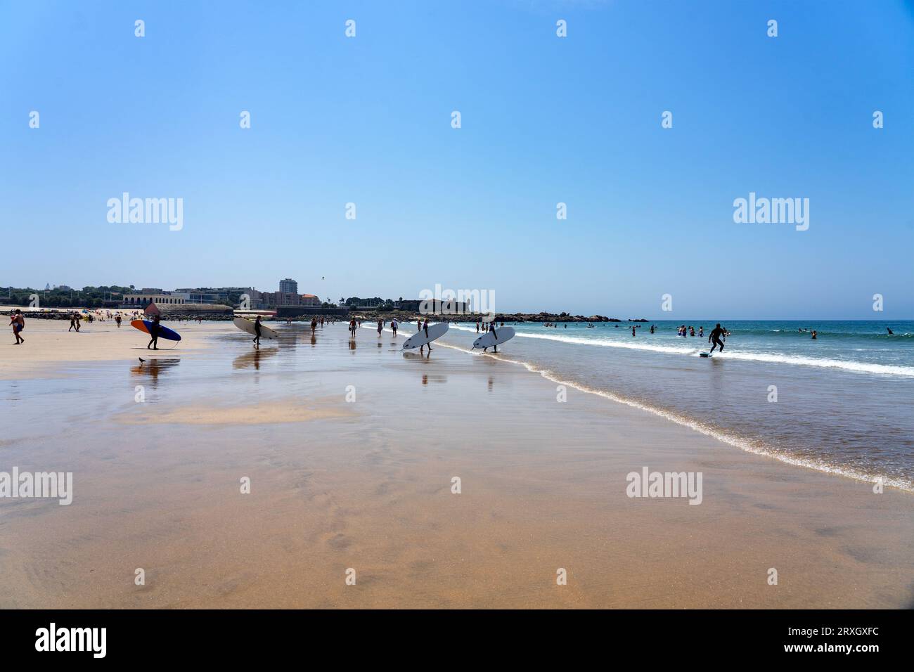 Belle plage de sable de Porto matosinhos propre avec des gens surfant à l'école de surf. Banque D'Images