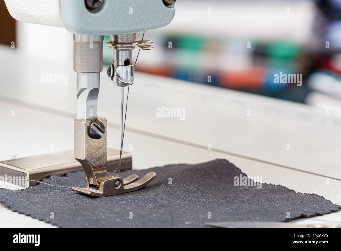 Aiguille de machine à coudre avec fil et tissu rapproché Banque D'Images