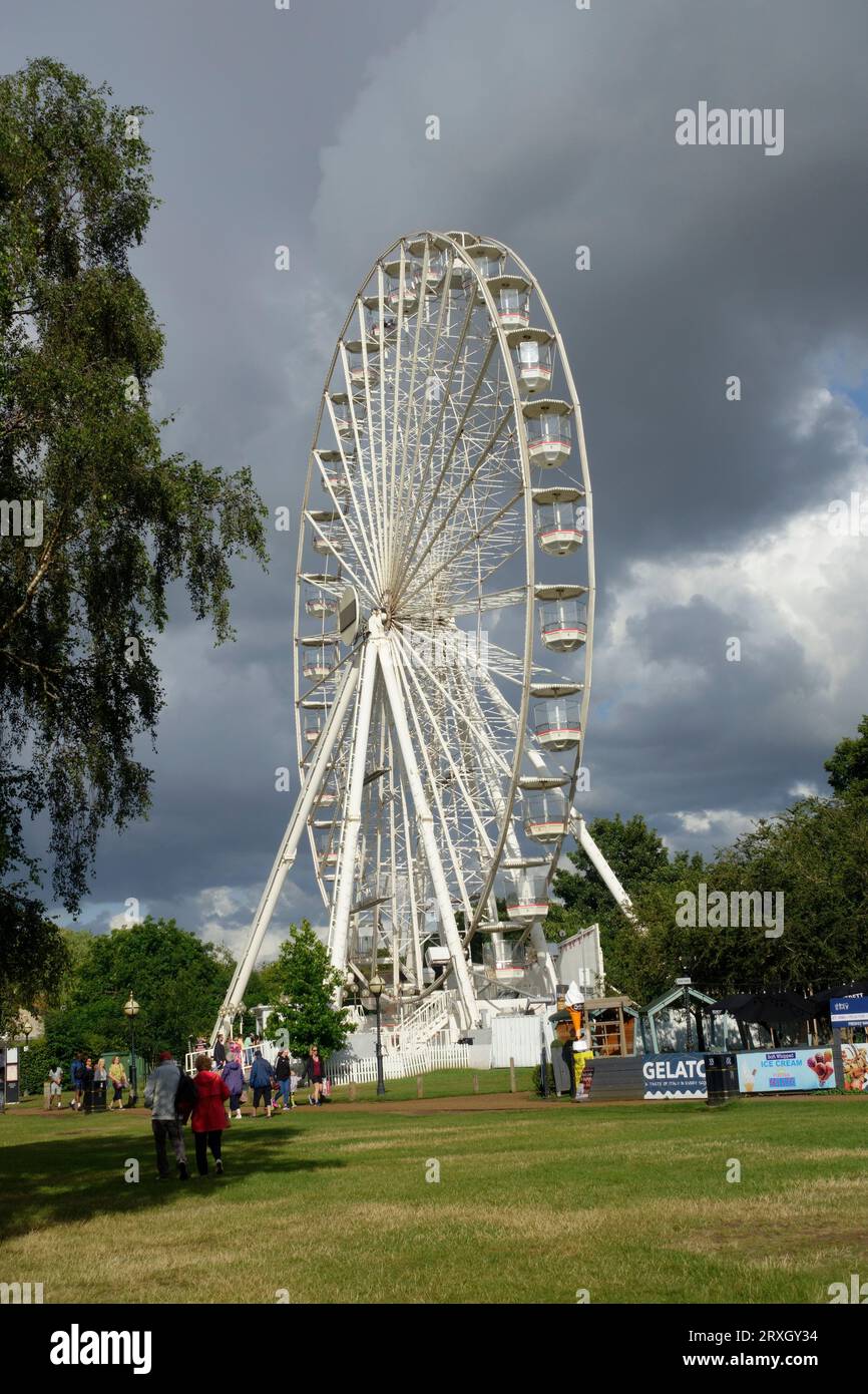 White Big Ferris roue contre le ciel orageux Stratford upon Avon UK Banque D'Images