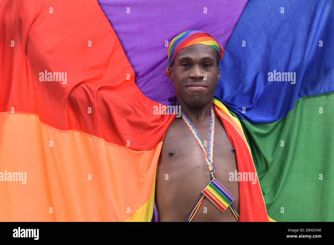 Brighton et Hove, Royaume-Uni, 4 août 2018 : individu noir gay confiant célébrant sa fierté avec un drapeau arc-en-ciel vibrant lors de la parade annuelle Banque D'Images